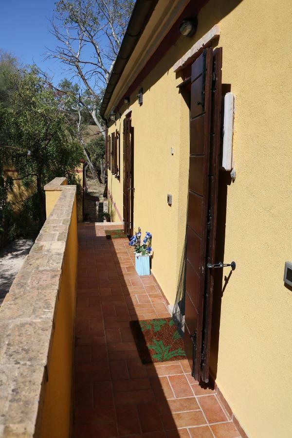 Agriturismo Fattoria Del Colle 이에시 외부 사진